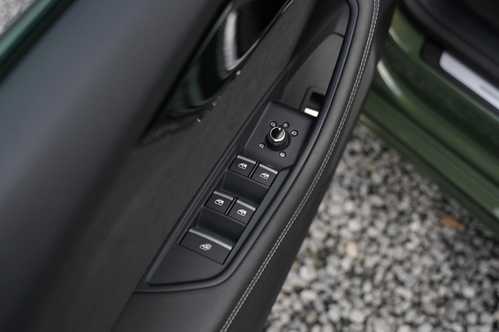 large_1755252664945389