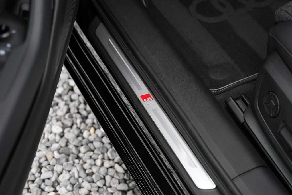 large_1759731906636011