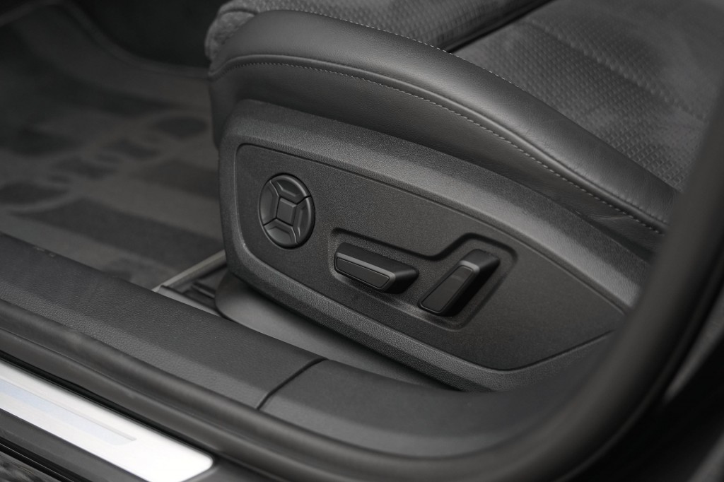 large_1759731906636013