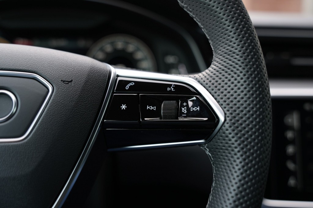 large_1759731906636083