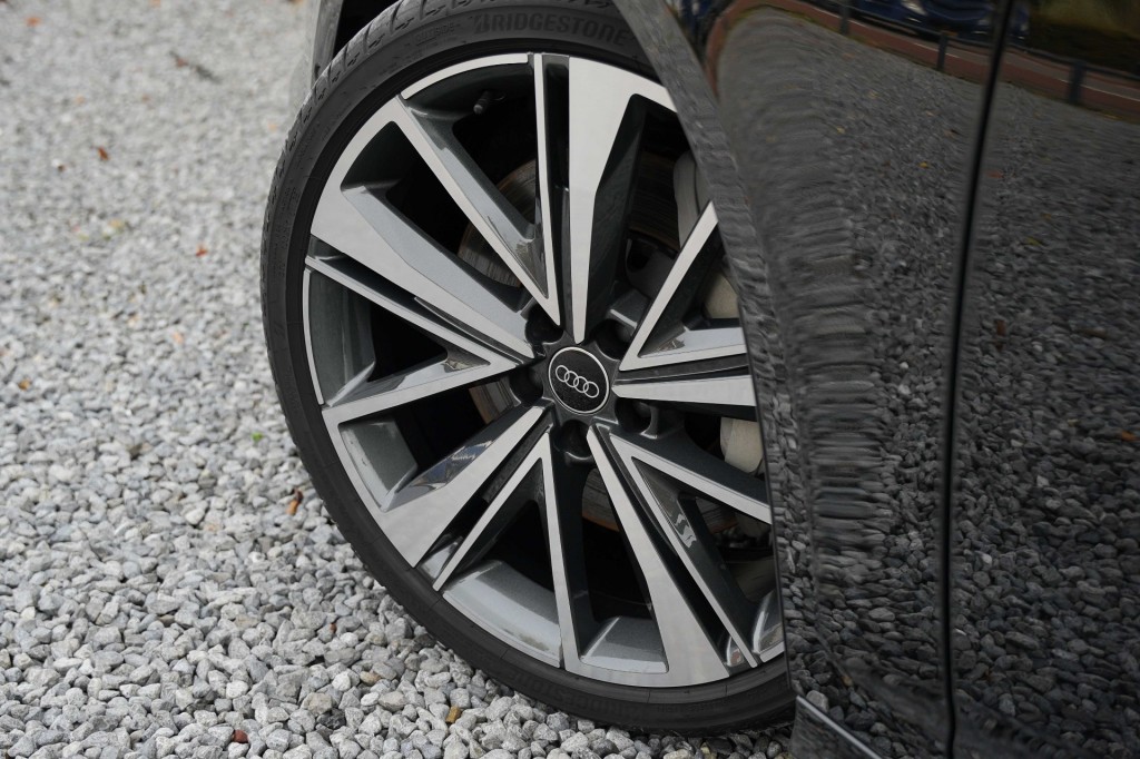 large_1759731906636158