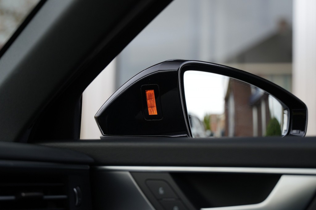 large_1759731906636236