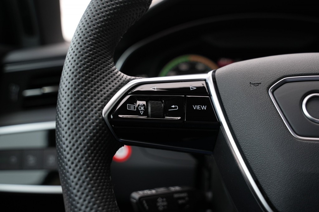 large_1759731906636251