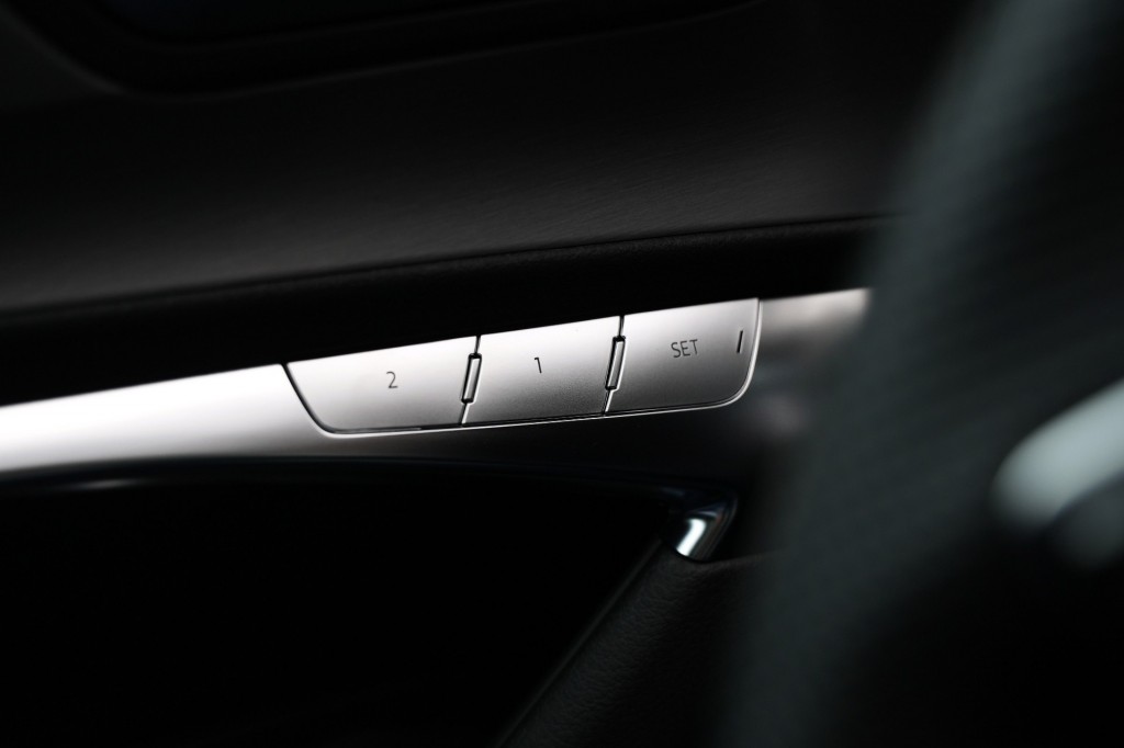 large_1759731906636423