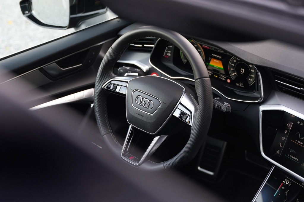 large_1759731906636426