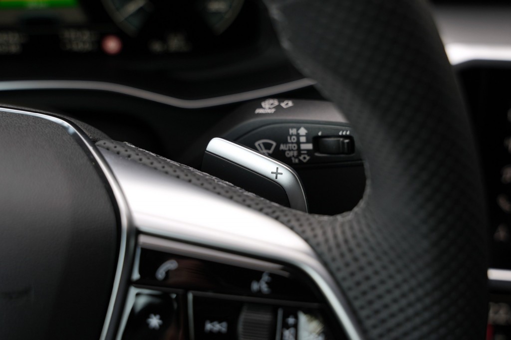 large_1759731906636625