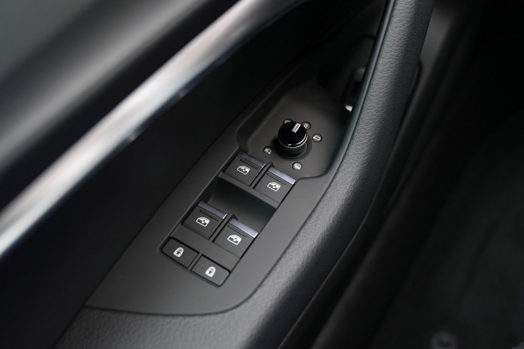 large_1759731906636800