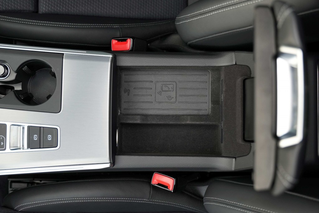 large_1759731906636838