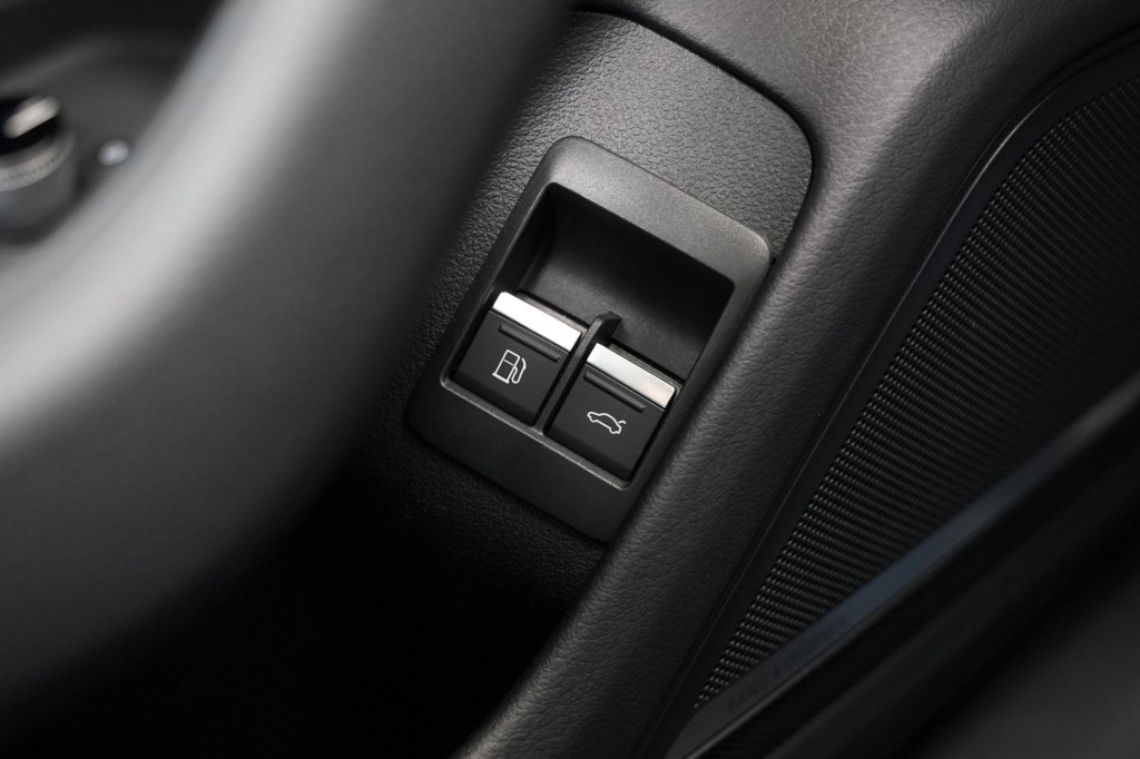 large_1759731906636843