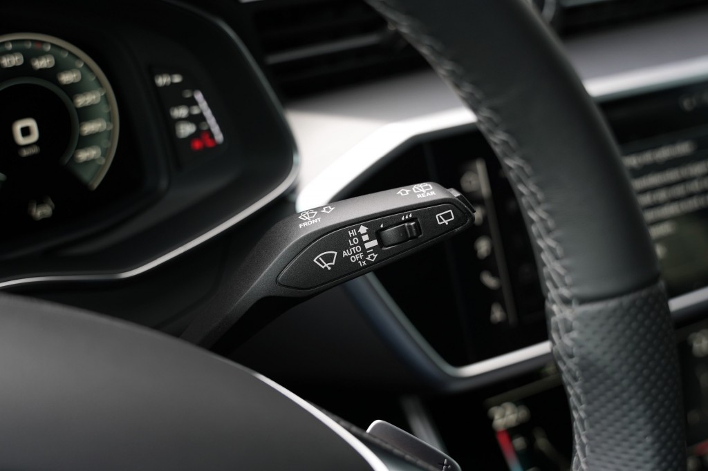 large_1759731906636943