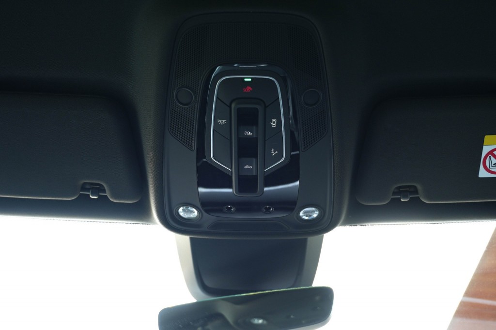 large_1759731906636974